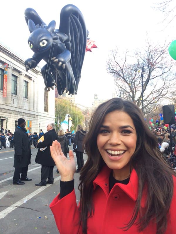 America Ferrera también estuvo en el desfile, feliz con el globo de 'How to train your dragon'.