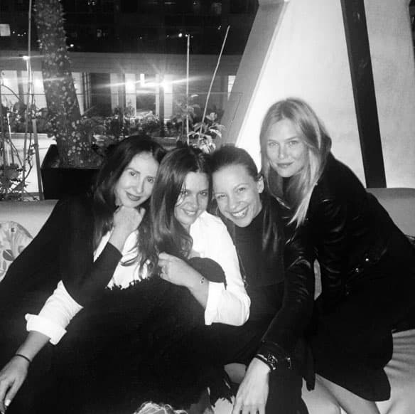 Bar Refaeli feliz con sus amigas y parientes.
