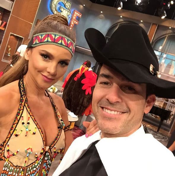 Ximena Córdoba y Carlos Calderón también se disfrazaron para el show.