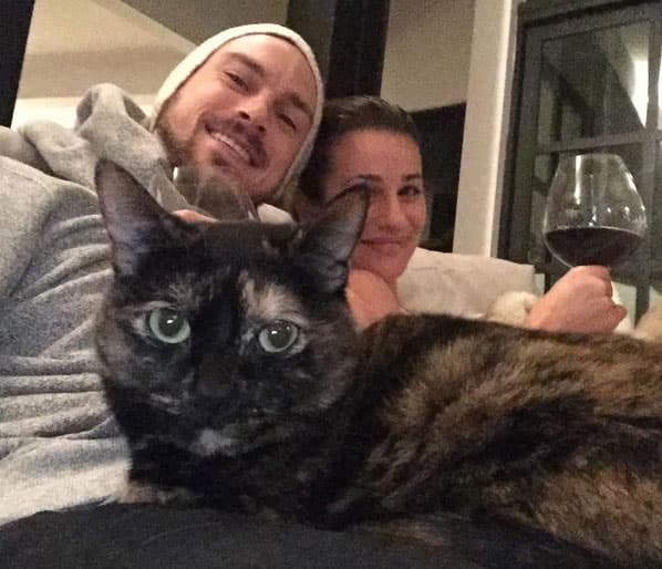 Lea Michele y su novio destacando que su gato les robó cámara.