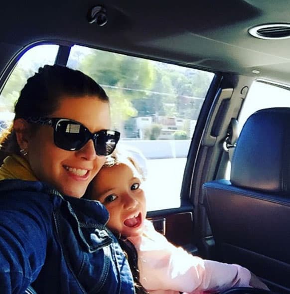 Alicia Machado feliz de estar bien con su nena.
