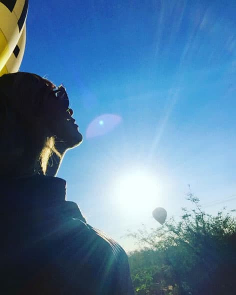 Marjorie de Sousa recibiendo los rayos del Sol y disfrutando de globos aerostáticos.