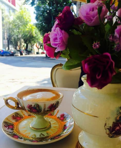 ¡Con un rico café y bella vista también!