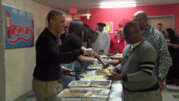 No podía faltar Barack Obama, repartiendo comida. ¡Buenos deseos a todos!