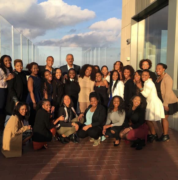 Oprah en pleno atardecer, rodeada de amigos y familia.