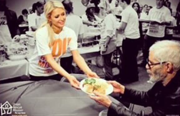 Paris Hilton aprovechó para repartir comida a los necesitados.