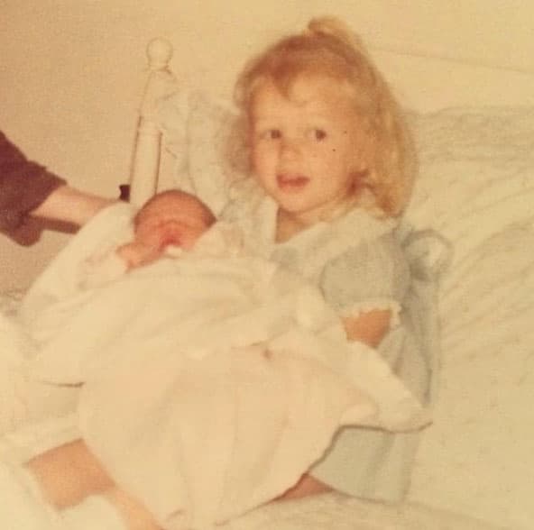 También compartió la foto con su hermana Nicki cuando era bebé y pasaron juntas su primer Día de Acción de Gracias.