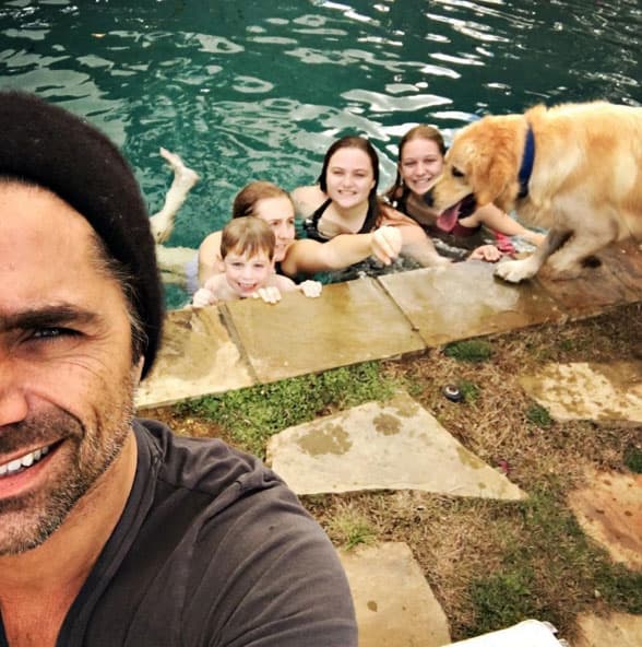 John Stamos mostrando orgulloso a su familia.