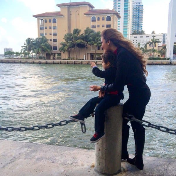 Zuleyka tomando todo el paisaje, con su nene adorado.