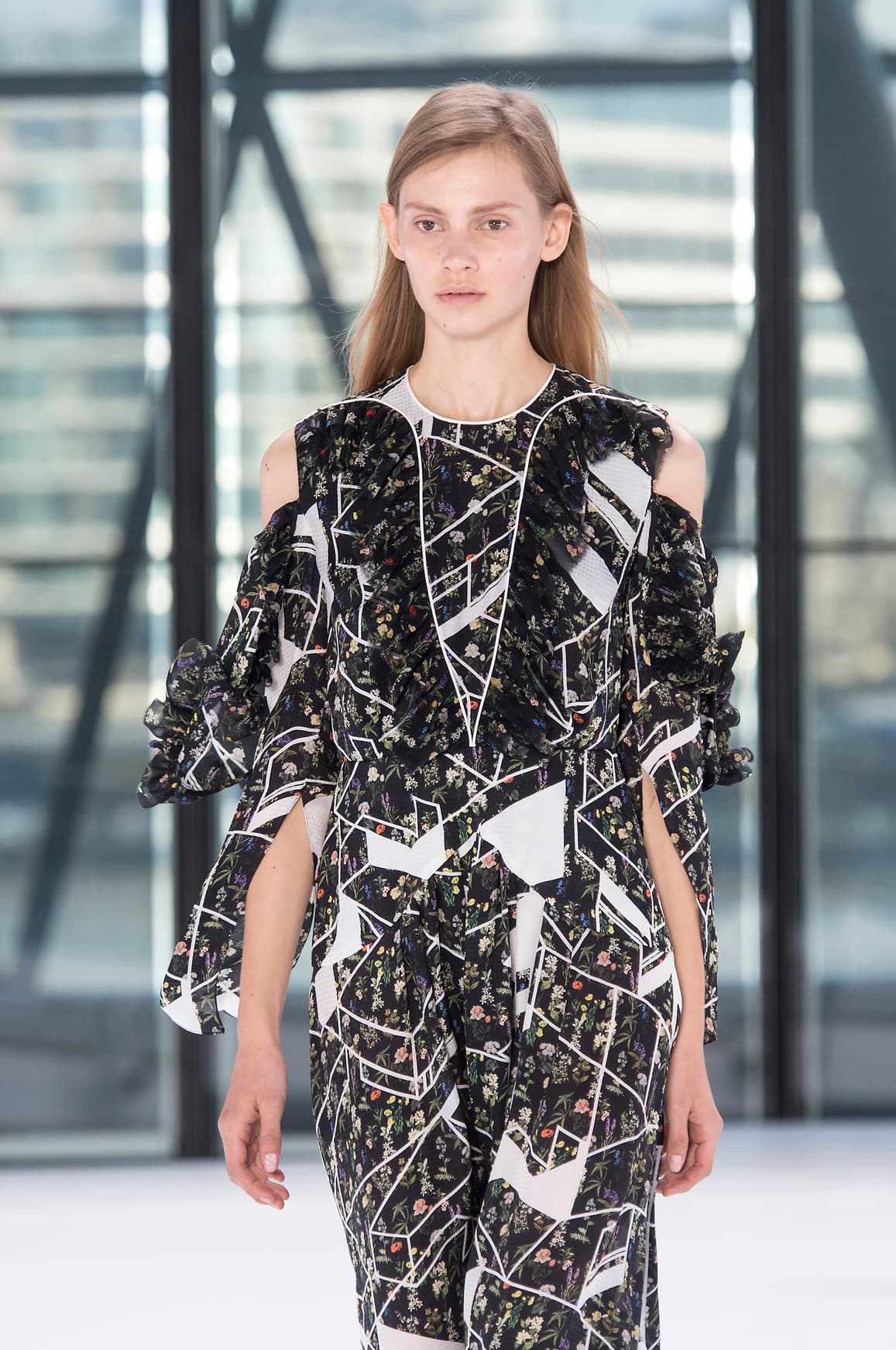 El vestido de caótico estampado y cortes asimétricos fue creado por 
<b>Preen,</b> para la colección 
<b>Spring 2016</b>. 
<b><a href="http://www.fwrd.com/product-preen-by-thornton-bregazzi-arcane-dress-in-leopard/PEEX-WD65/?d=Womens&srcType=plpaltimage&page=1&lc=16&list=plp-list-4">Salió al mercado con un costo de 2,732 </a>dólares pero las plataformas lo vendieron finalmente a 547 dólares</b>.
