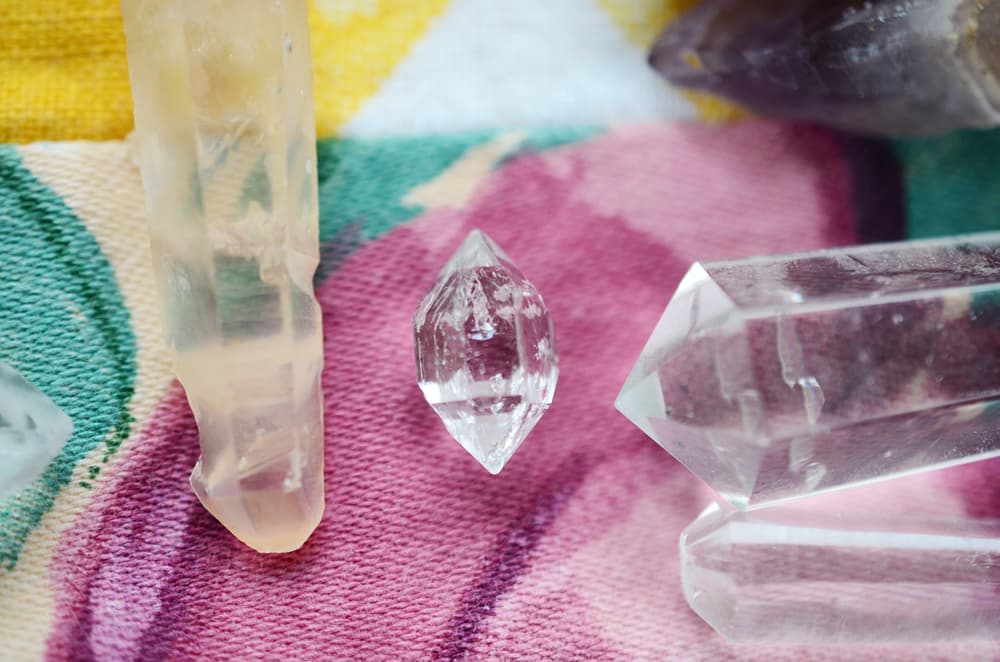 Otra cosa importante, que si tienes cristales de cuarzo hay que limpiarlos ese día. Hay que lavarlos con agua y sal de mar. Si no tienes sal de mar, que sea sal común, aunque se pueden conseguir en el supermercado.