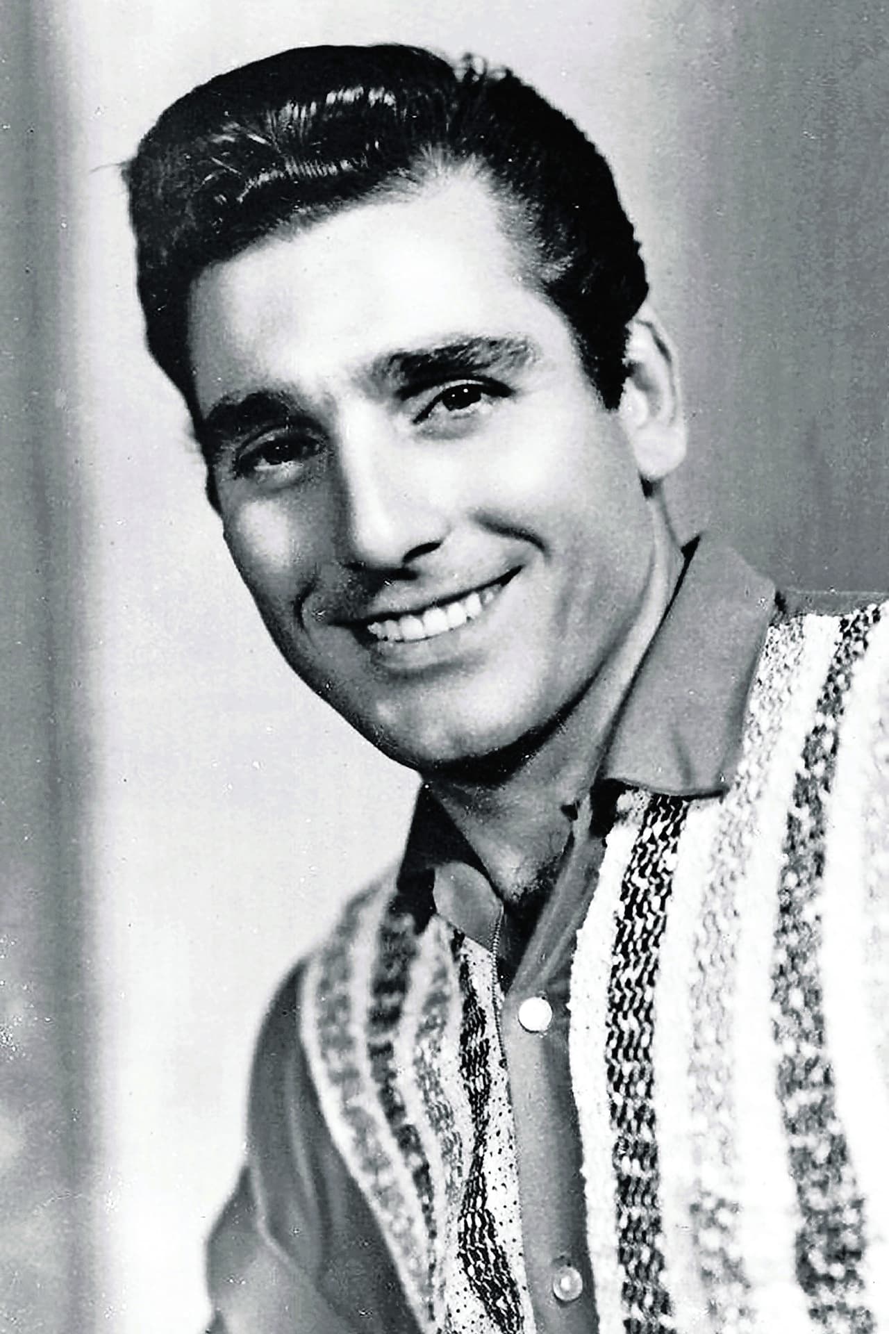 En el fondo de su corazón sólo amó a Mario (interpretado por Aldo Monti), uno de sus vecinos que es chofer y estudiante de medicina. Al final Teresa aceptó que lo ama a pesar de su pobreza y cuando va a buscarlo es demasiado tarde porque él ya está casado.