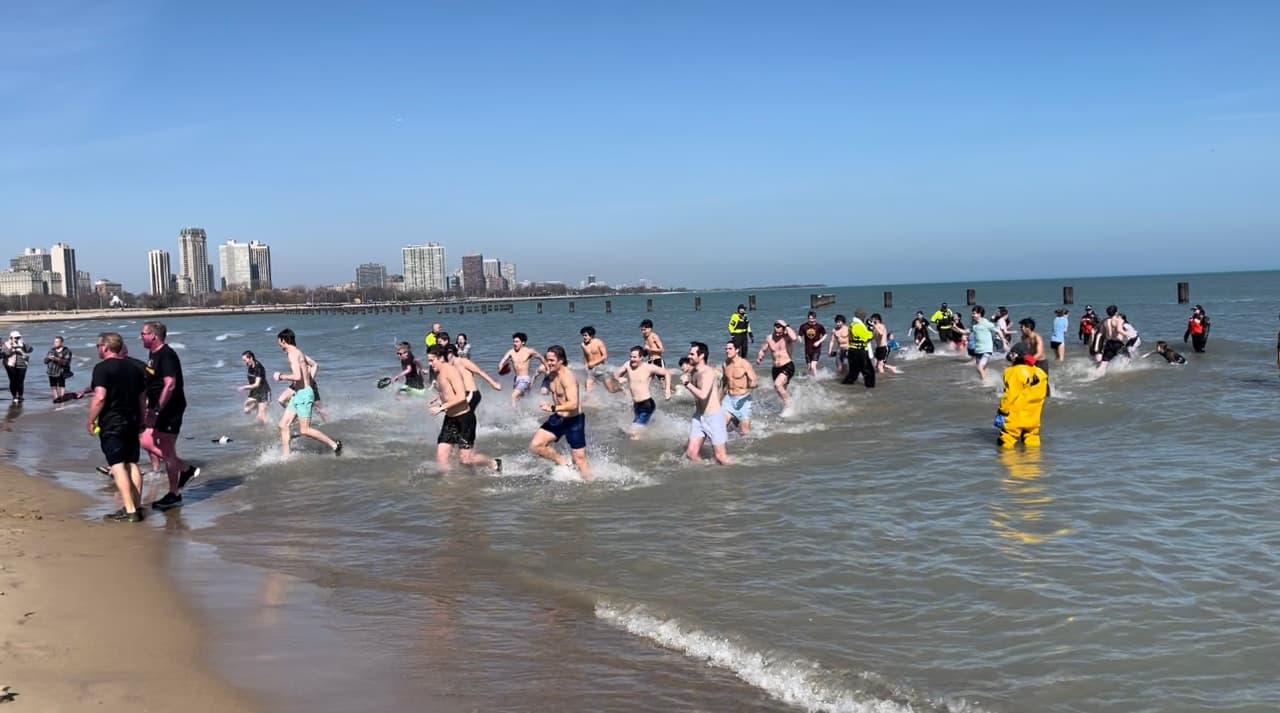 En la actividad cientos de jóvenes se unieron, y se atrevieron a meterse en las frías aguas.