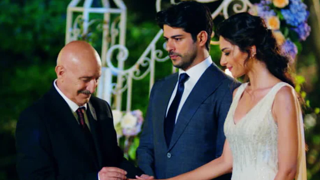 En la noche de su compromiso Asu estaba feliz, su esperado sueño se estaba convirtiendo en realidad.