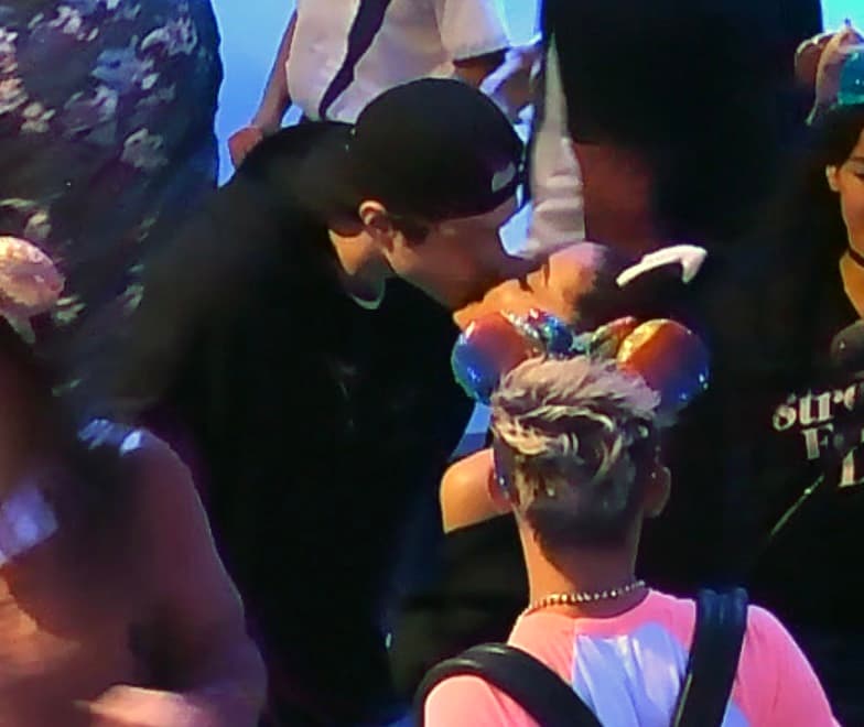 La pareja lucía tan enamorada en su paseo por el parque, que no les importó hacerse demostraciones públicas de afecto.