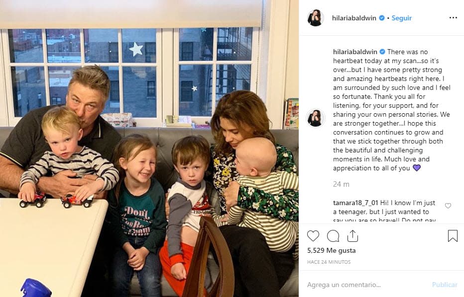 "
<b><a href="https://www.univision.com/famosos/perdio-el-bebe-esposa-de-alec-baldwin-confirma-lo-que-sospechaba-con-un-agradecimiento-fotos" target="_blank">No hubo latidos hoy en mi ecosonograma</a></b>... así que se terminó... pero tengo algunos latidos muy fuertes y sorprendentes aquí. Estoy rodeada de tanto amor y me siento muy afortunada", escribió Hilaria.