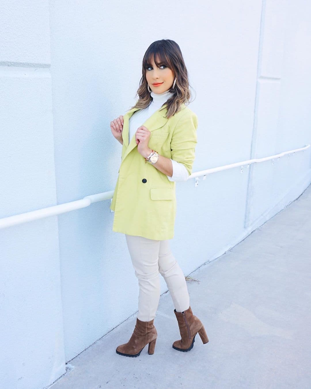 ¿Quién dijo que en esta temporada no se puede incluir algo de color? Aquí vemos a la conductora del show matutino con una chaqueta verde limón que va perfecto con el blanco, el dorado y el tono camello.