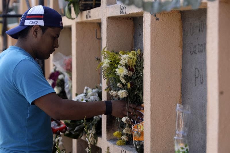Rinden homenaje a niños muertos en alud en Guatemala