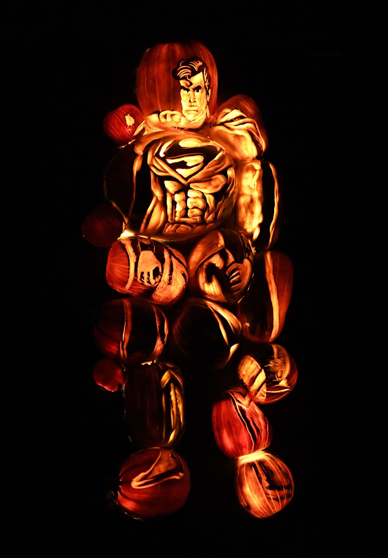 Las obras incluyen personajes conocidos como Superman.