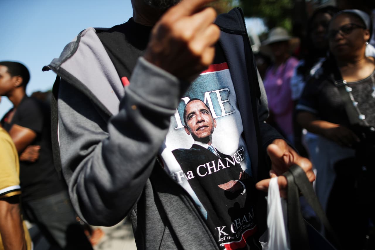 Un hombre porta una playera con la fotografía de la revista Time.
