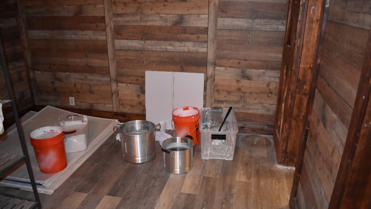 Dos hombres fueron detenidos y acusados de tráfico de drogas. Los investigadores incautaron materiales para producir metanfetamina por un valor aproximado de $ 6 millones.