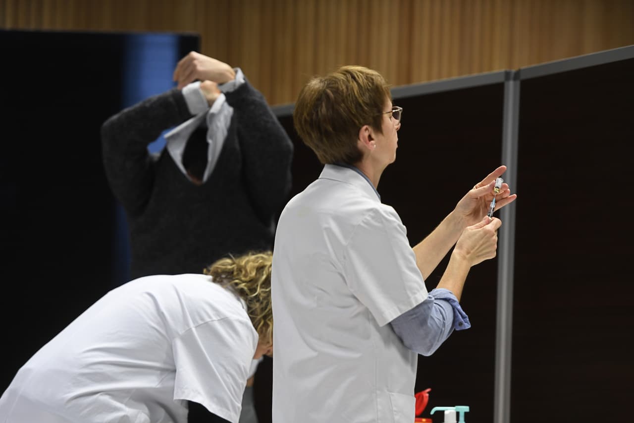 El departamento de salud de Florida dijo que deben vacunarse los estudiantes universitarios, los individuos inmunocomprometidos; personas con el VIH, hombres que tienen sexo con hombres y quienes recibieron su vacuna hace más de 5 años.