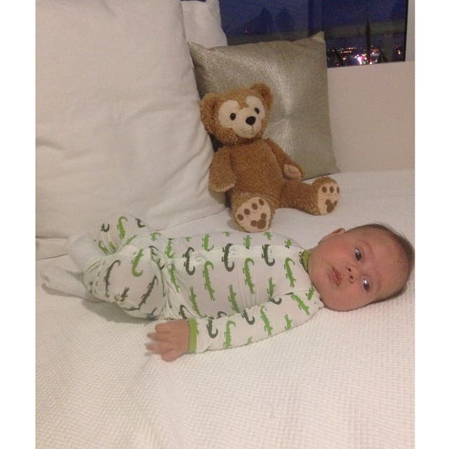 Baby Bruce celebró 11 meses de vida con una mordidita de mamá.