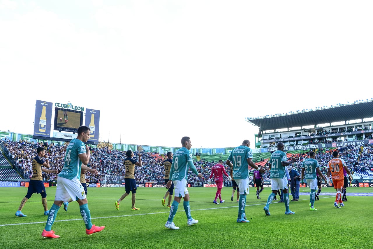 León vivió un primer tiempo de pesadilla al cometer un polémico penal al minuto 3, el cual Juan Ignacio Dinenno se encargó de anotar. La desventaja para La Fiera se hizo mayor con la expulsión de Osvaldo Rodríguez al 20' por una entrada desmedida sobre Meritao.