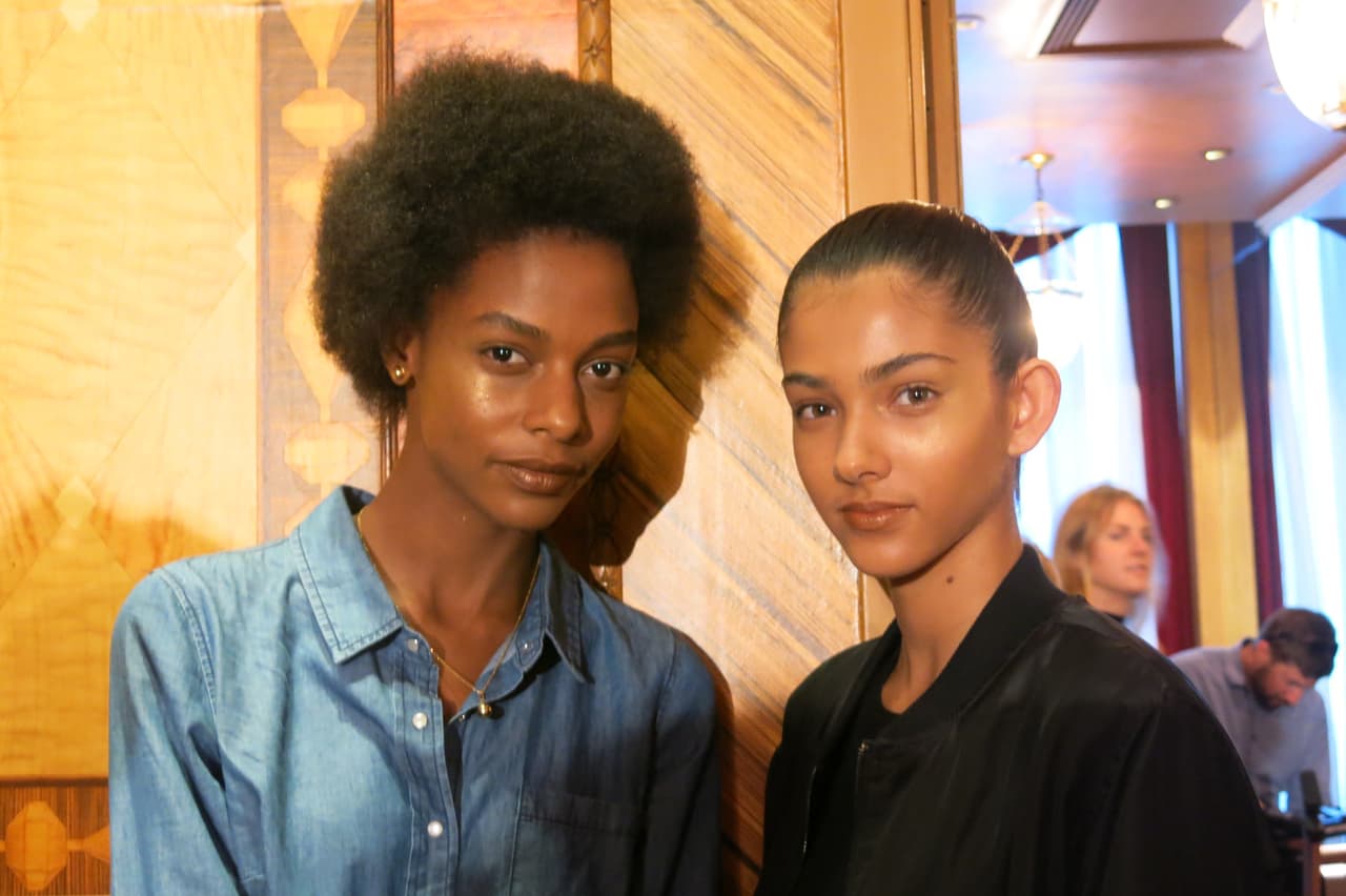 "En los años 70, al principio de mi carrera trabajé con el fotógrafo 
<a href="http://www.guybourdin.net/">Guy Bourdin</a>. A quien le gustaban los maquillajes poderosos y llenos de color. Todo el maquillaje se conectaba, la sombra se mezclaba con el blush y el iluminador. Utilice esa técnica pero en vez de usar colores vibrantes como el naranja y el rosa aplique únicamente el dorado”, asegura Pecheux.