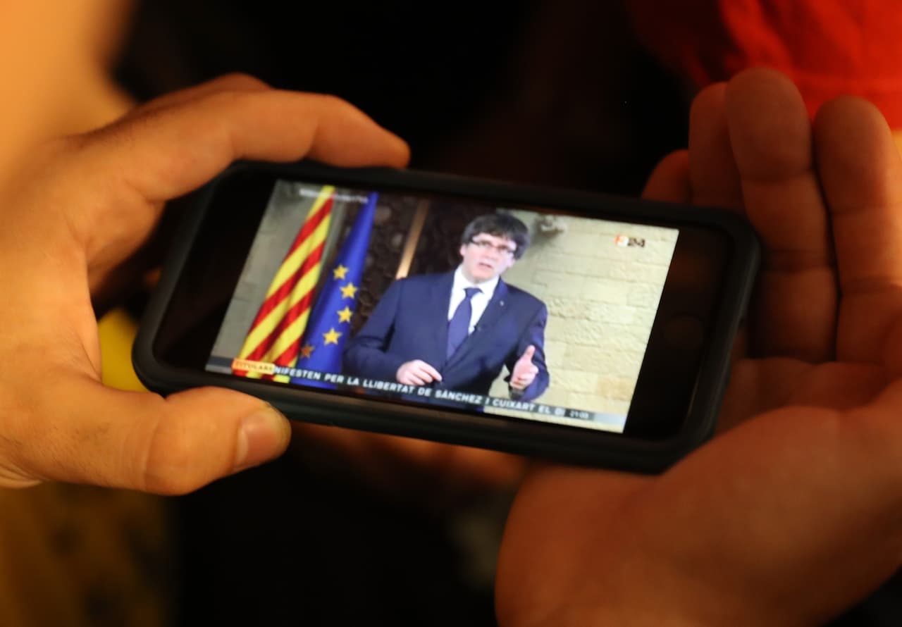 En su esperado discurso, Puigdemont no declaró la independencia ni llamó a la calle a protestas. Solo condenó la solicitud de Rajoy al considerarlo como "un ataque a la democracia". (Sean Gallup/Getty Images)