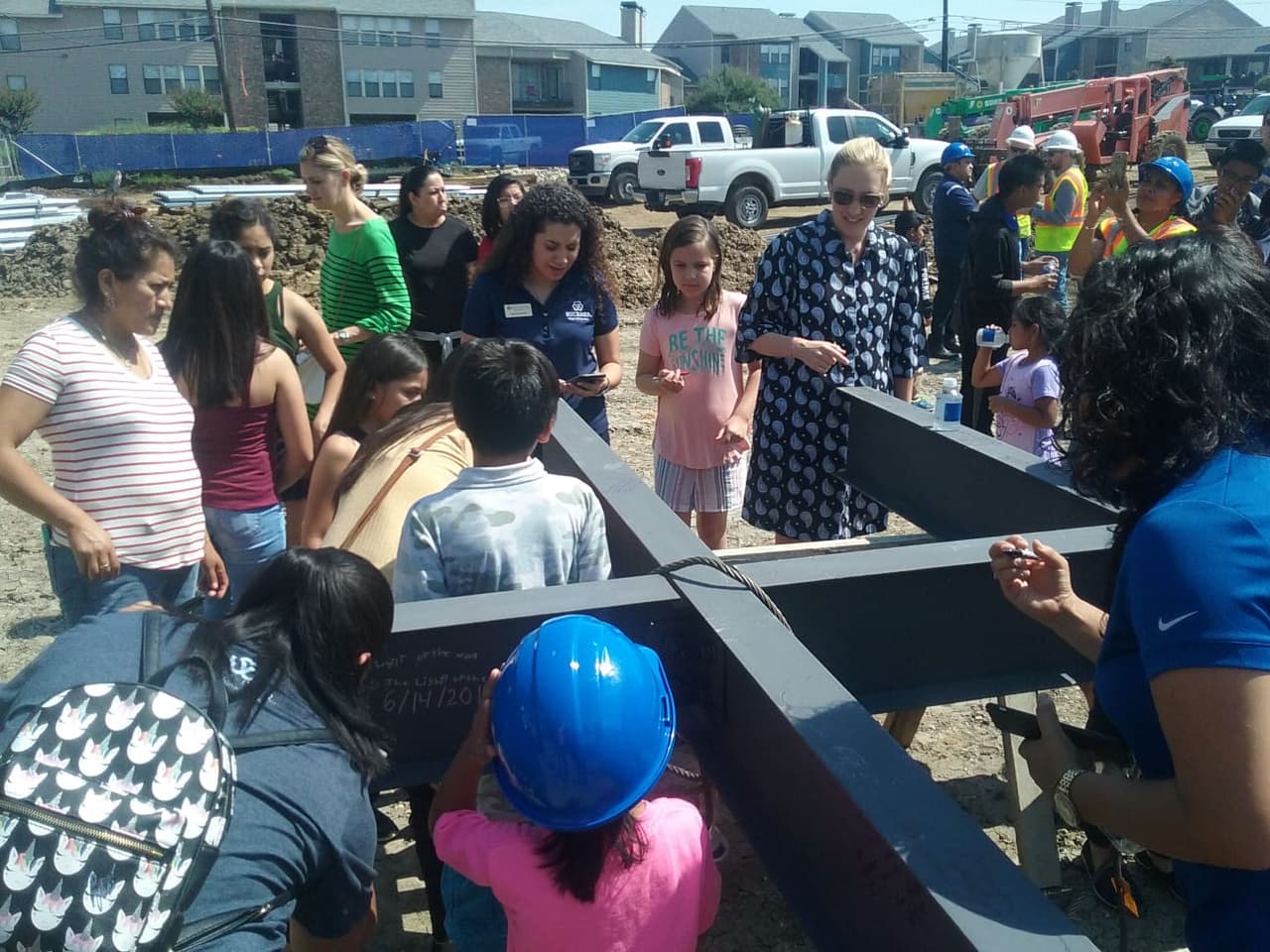 A través de iniciativas creativas diseñadas para satisfacer las necesidades de la comunidad, el Centro Hope cultiva y fortalece a los lazos familiares, creando un ambiente ideal para que cada niño florezca.
<br>