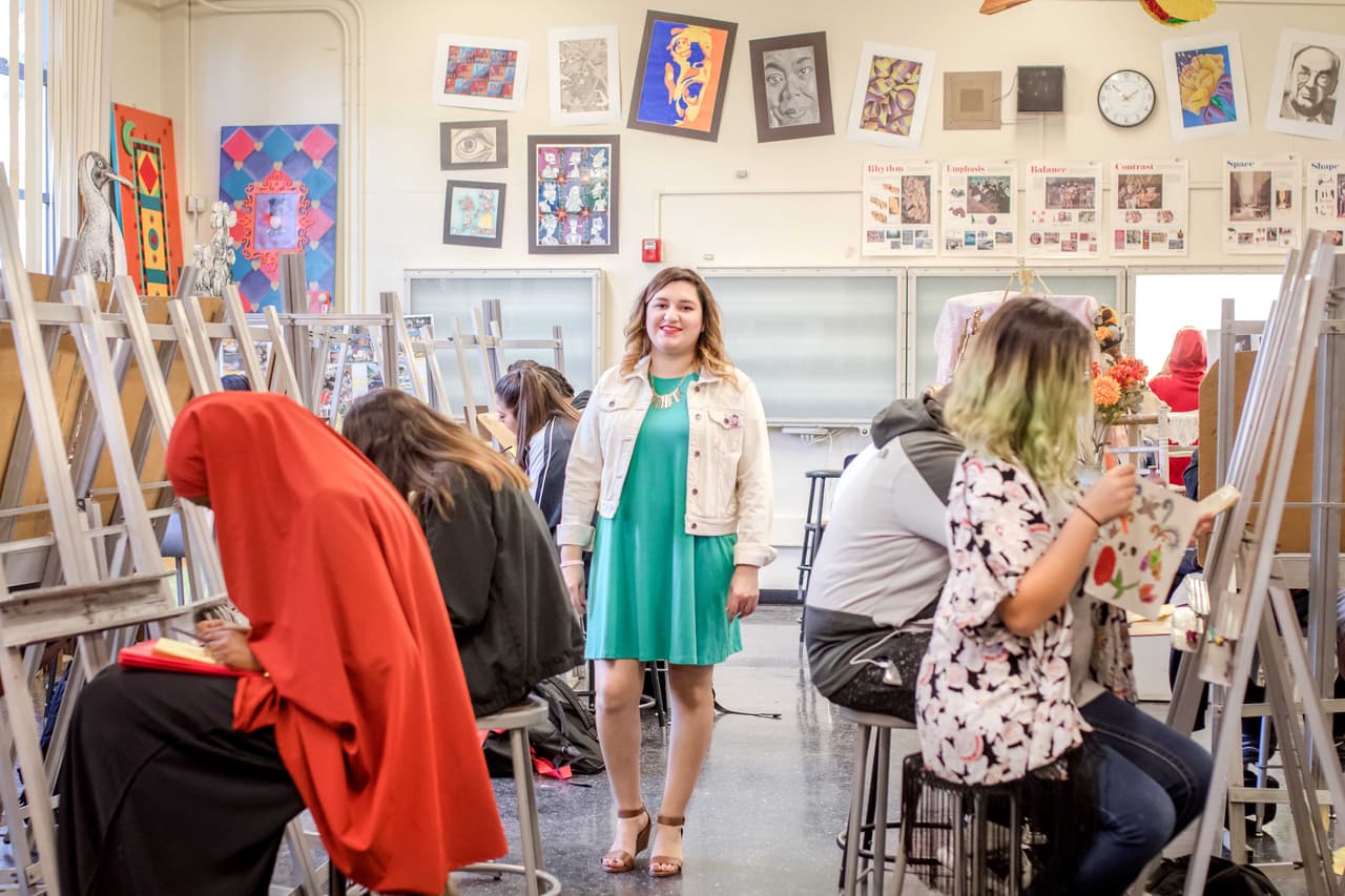 Maestros latinos excepcionales: esta profesora se comunica con sus alumnos hispanos con el arte