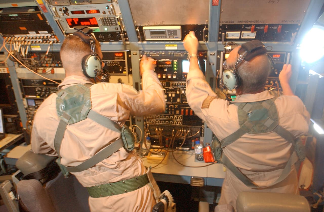 En estudios se ha comprobado que si la frecuencia de resonancia del globo ocular, por ejemplo, es afectada eso tiene un efecto directo sobre los estados emocionales de ansiedad y estrés. Así lo explica el profesor Heys: "
<b>El infrasonido, por ejemplo, funciona resonando ciertas partes del cuerpo, como los órganos, los ojos o el cerebro</b>. El ojo resuena entre 17-19Hz, si esto ocurre entonces es posible que haya manchas visuales, lo que causa alucinaciones y cambios en la visión periférica".