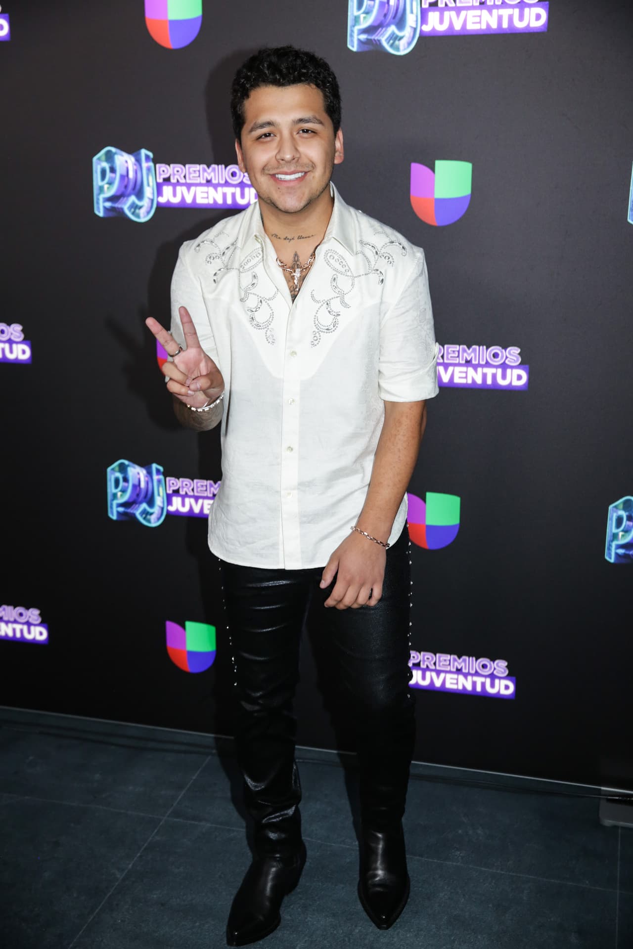 Christian Nodal listo para esta noche donde cantará a lado de Ángela Aguilar y Pipe Bueno.