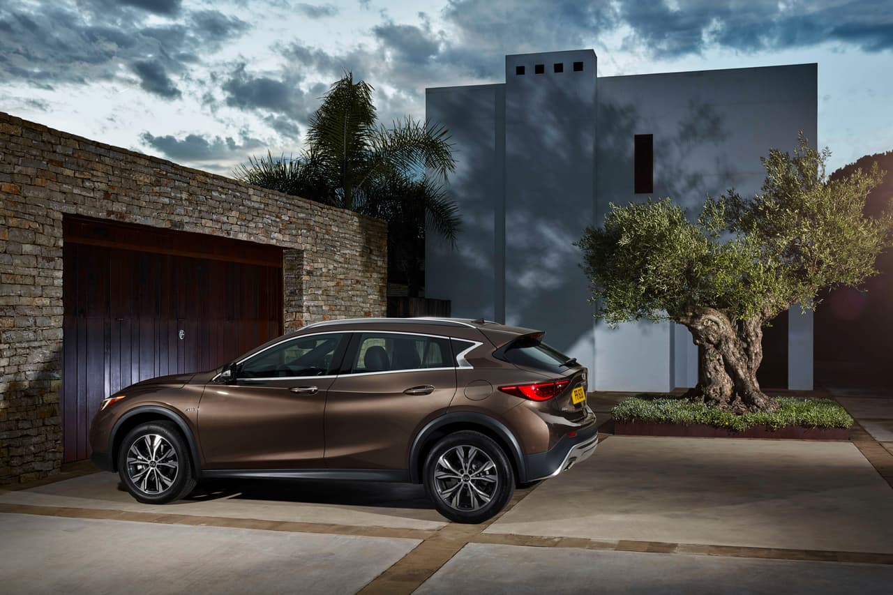 La QX30 2017 también incluye un dispositivo de monitoreo con detección de objetos móviles y asistente automático de aparcado, entre otros sistemas.