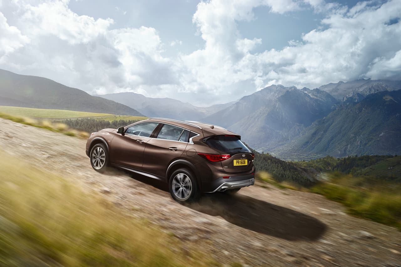 Entre los mencionados sistemas se destaca el sistema de información y entretenimiento InTouch de Infiniti mejorado para 2017 el cual opera asociado a la pantalla táctil de 7 pulgadas con reconocimiento de voz y navegación.