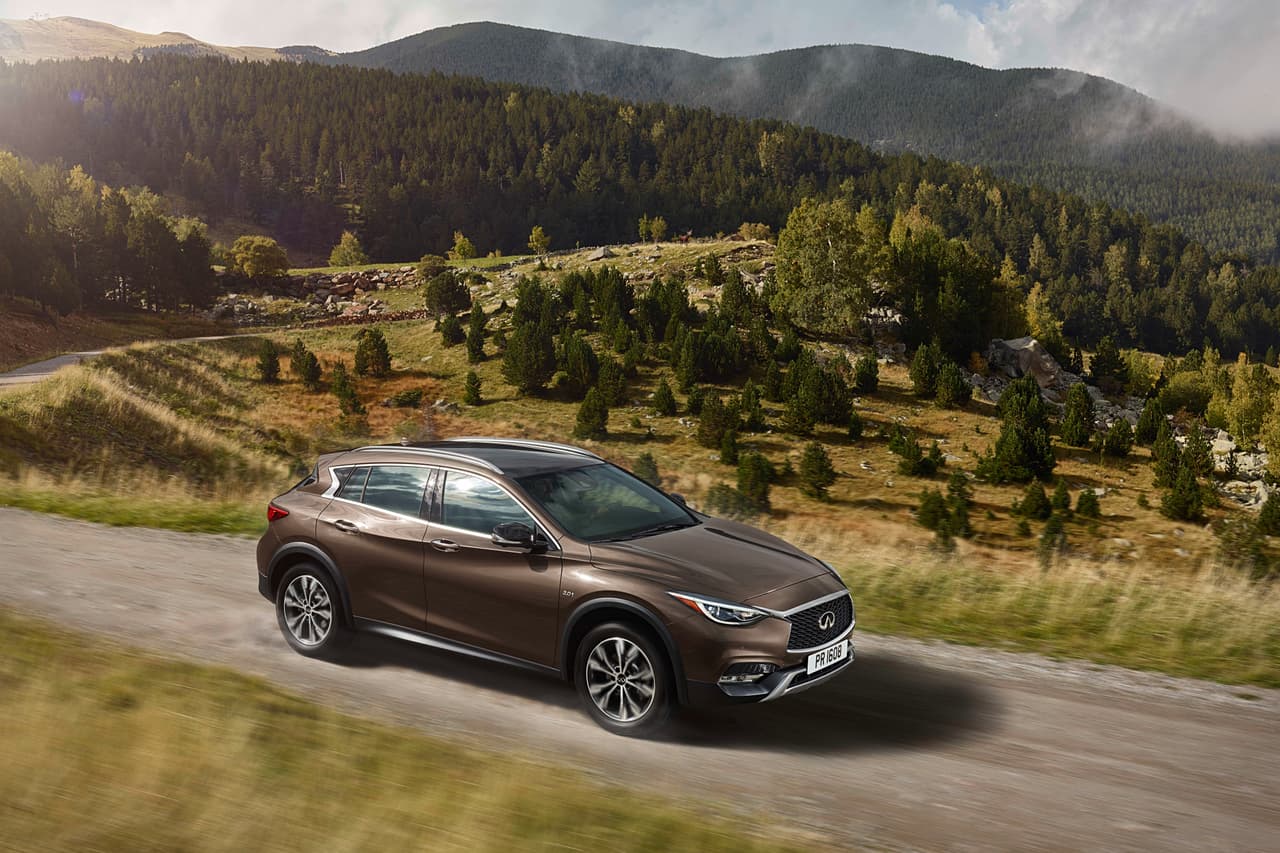 Las variantes QX30 Luxury AWD y QX30 Premium AWD, ambas con tracción integral y un el mismo motor de 2.0 litros, se venden por 34,400 dólares y 37,700 dólares, respectivamente. Todas las variantes comenzarán a estar disponibles en septiembre 2016.