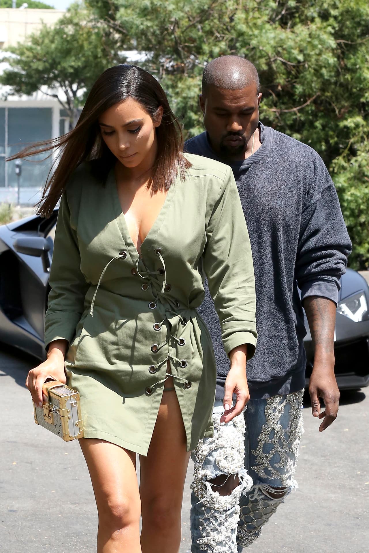 La estrella de TV luce sexy hasta para tomar el lunch con su marido.