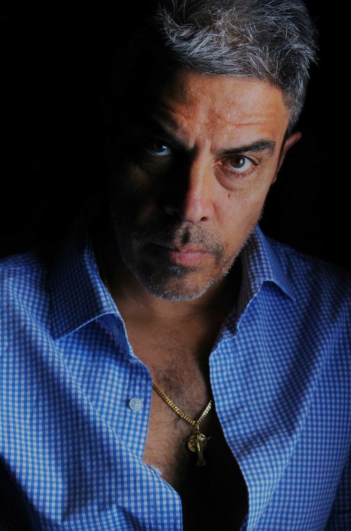 A los 56 años, el actor y cantante 
<b>Luis Gatica</b> luce muy bien las canas, que lo hacen uno de los maduros más interesantes del medio.