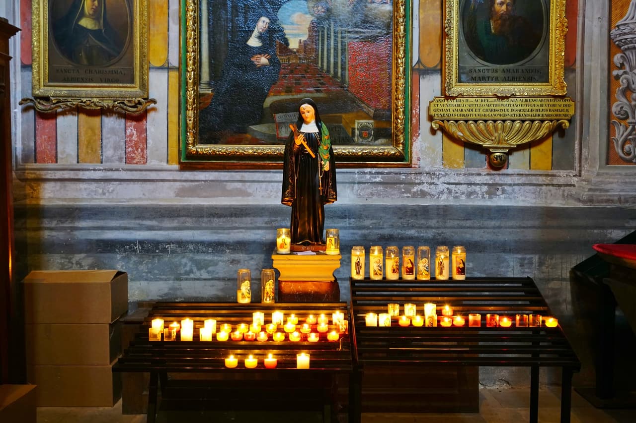 Cuentan los viejos relatos religiosos que Valeriano terminó convertido al cristianismo por Cecilia y que pudo ver entonces a su ángel protector. Pero es justo por esta labor de conversión que tenía Cecilia que la hizo famosa al principio por la Iglesia Católica, ya que llegó a cientos de personas a convertirse en un tiempo donde eran perseguidos y asesinados.