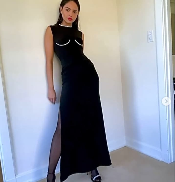 La cita para la gran noche de los Golden Globes llegó este domingo 28 de febrero y ni la pandemia de covid-19 pudo para que las celebridades dejaran de lado el glamur, como el caso de 
<b>Eiza González.</b>