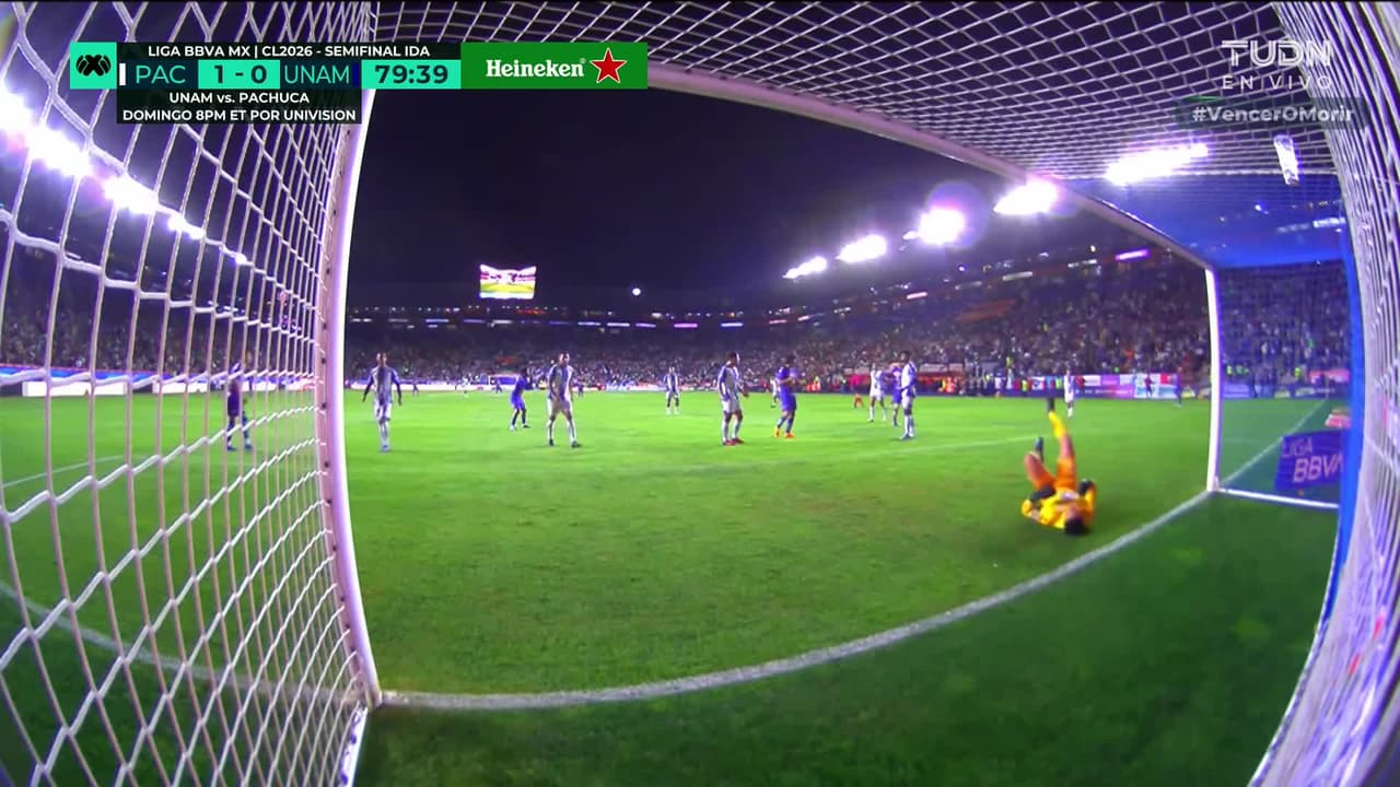 ¡Gran atajada de Carlos Moreno! Pumas toca puerta en la recta final del partido