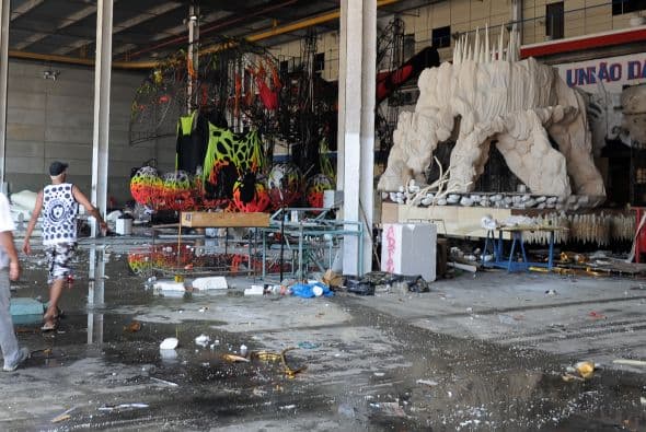 El carnaval de Río atrae alrededor de 700,000 turistas año tras año.