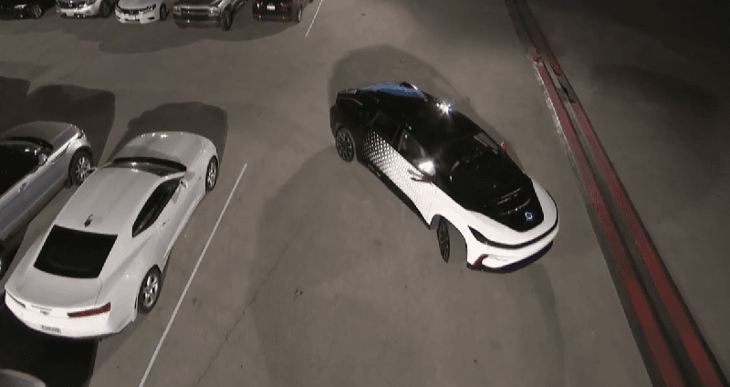 Uno de los detalles que Faraday Future tuvo en cuenta a la hora de decorar el FF91 es el aspecto deportivo: su patrón de pintura de trompa blanca y cola negra, con efecto degradación en puntos, copia al del auto que representa a la firma en la Fórmula E.