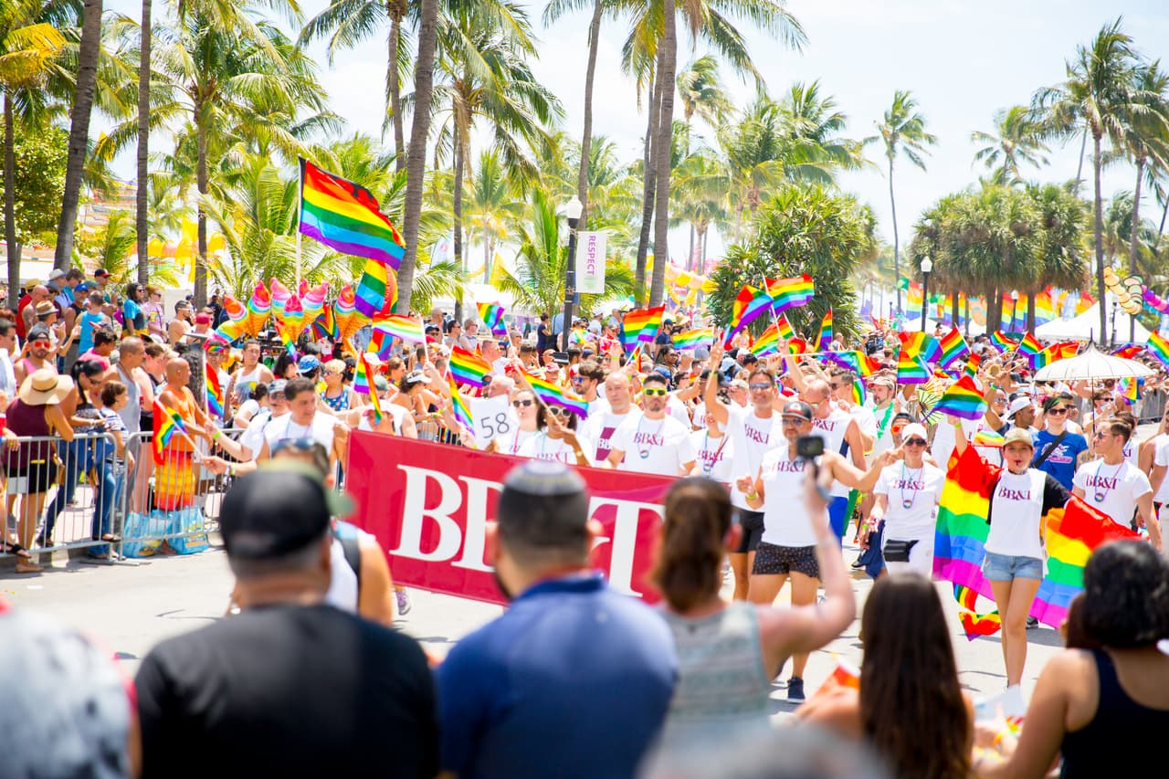 La bandera arcoiris fue una constante entre los participantes.