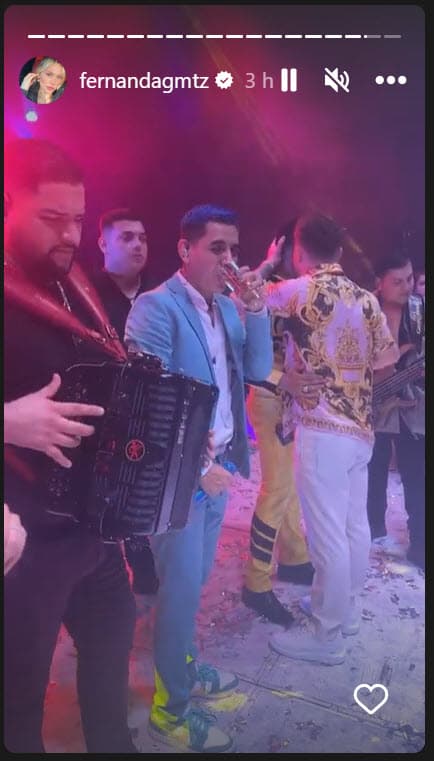De acuerdo con las imágenes que se han difundido en redes sociales, hubo un momento en que el afamado deportista subió al escenario y hasta cantó con los artistas invitados. 
<br>