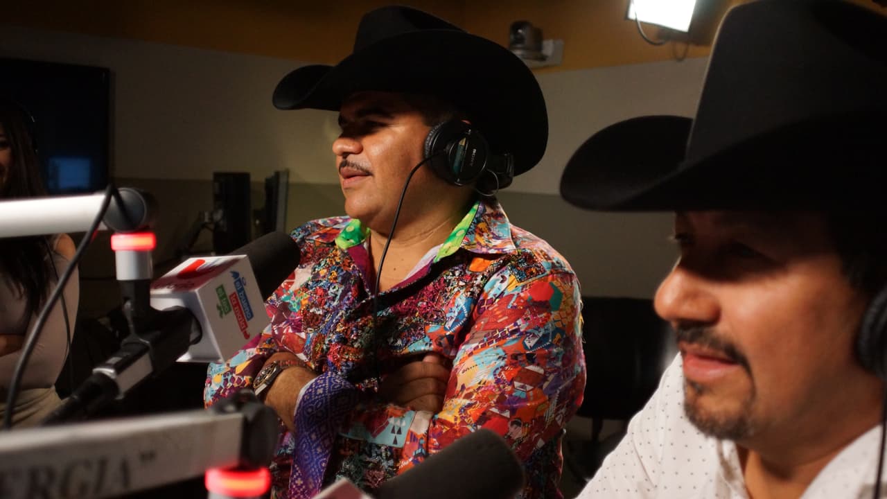 Chuy Lizarraga estreno su canción 'Casada o no' al lado de 'El Bueno, La Mala y El Feo'.