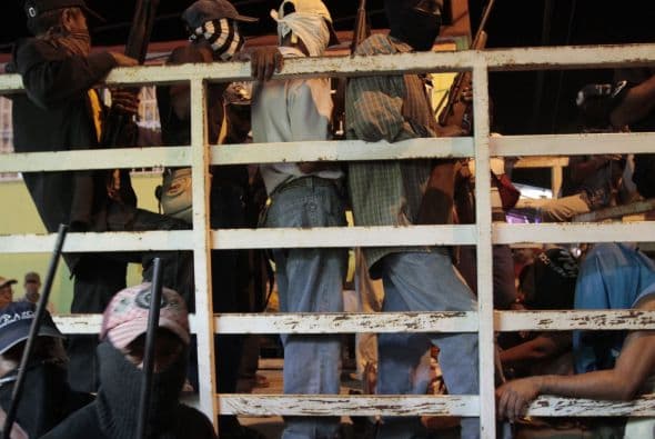 Según las autoridades, los grupos de autodefensa no están facultados para juzgar y sancionar, por lo que exaltaron la entrega de los detenidos como un acto que abre el camino a la legalidad para combatir a los grupos delictivos que operan en la región.