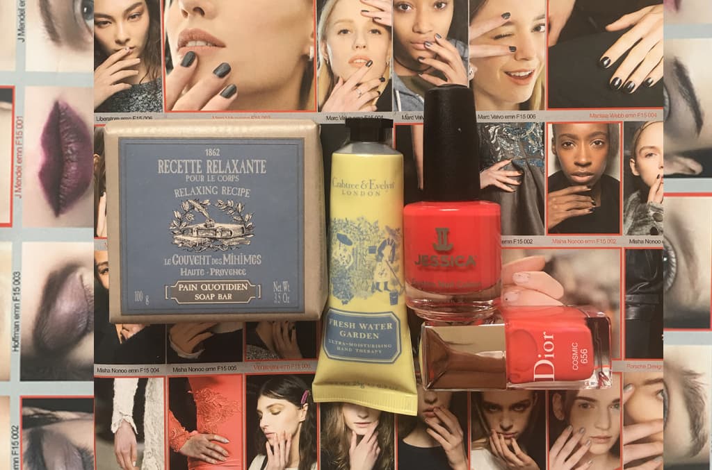 Si lo que quieres es que tu mamá tenga unas manos divinas, dale uno o todos estos detalles. Crema para manos fresh Water Garden, Crabtree & Evelyn, $9 . Barniz, Runway Ready, Jessica Nails, $9. Barniz, Cosmic #656, Dior, $27. Jabón, Le Couvent des minimes, $21 por 4 jabones.