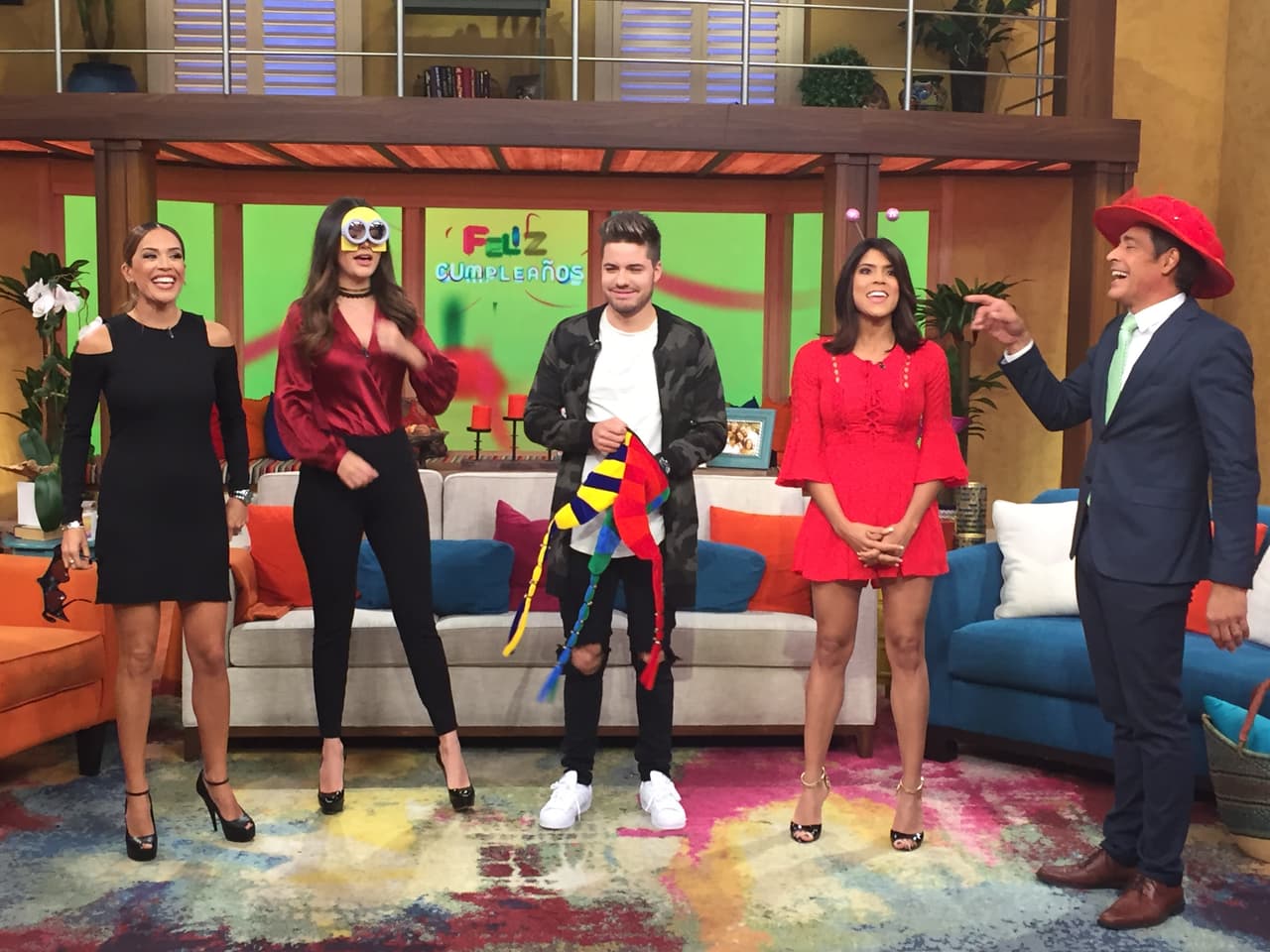 Así se preparan en comerciales para desearte ¡Feliz cumpleaños!